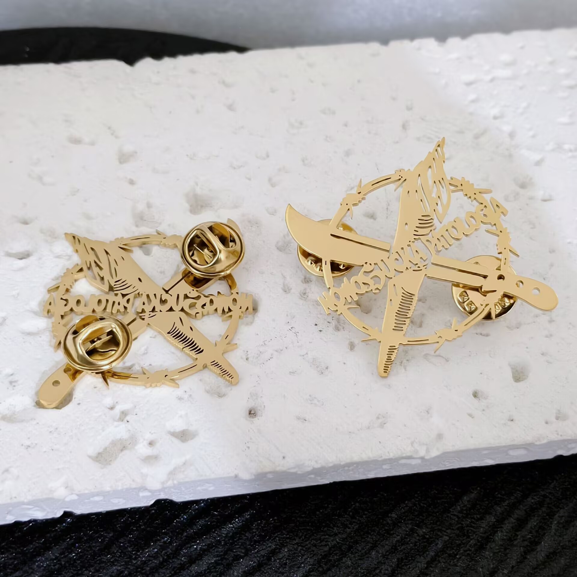 Custom Stainless Steel Brooch  - Tuxedo Lapel Pin recension och pris